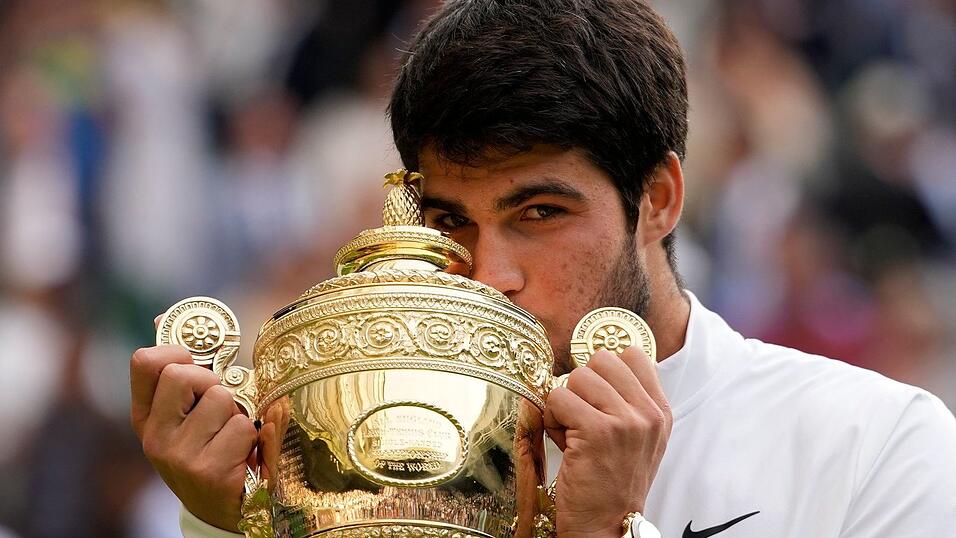 Liebkosung f&uuml;r den Pokal: Tennisprofi Carlos Alcaraz freute sich sichtlich &uuml;ber den Sieg im Wimbledon-Final 2023. (Archivbild)