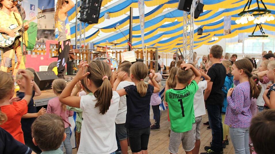 Die Kinder hatten viel Spaß mit Rodscha aus Kambodscha und Tom Palme.