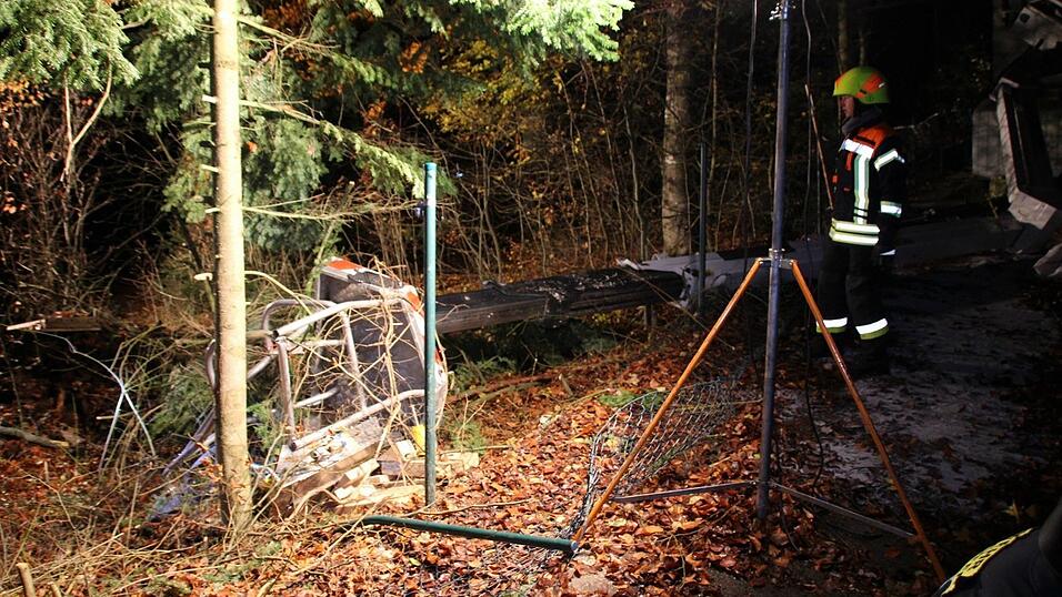 Bei einem Unfall bei Waldarbeiten sind am Samstag zwei Männer schwer verletzt worden. Bei einem Unfall bei Waldarbeiten sind am Samstag zwei Männer schwer verletzt worden.