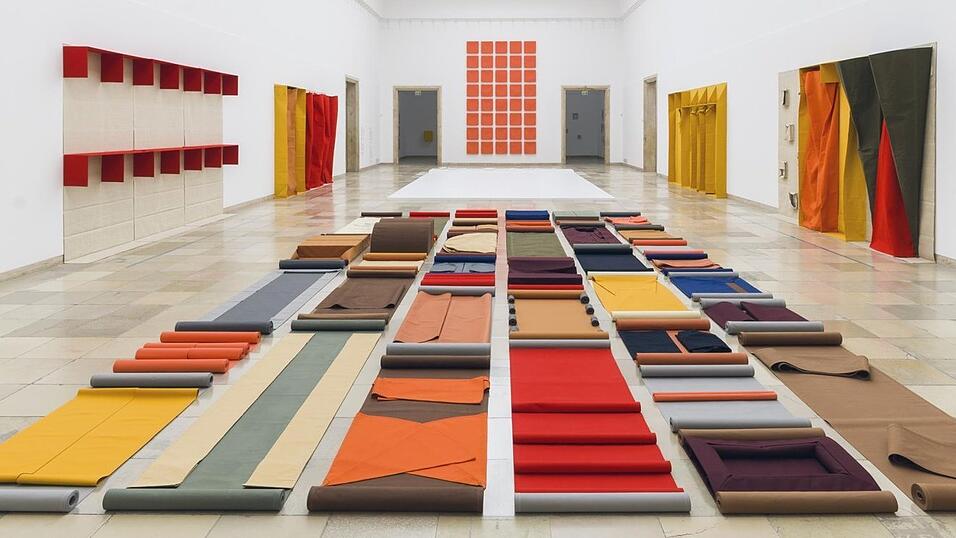 Die Ordnung der Farben: Installationsansicht von Franz Erhard Walthers Ausstellung im Haus der Kunst.