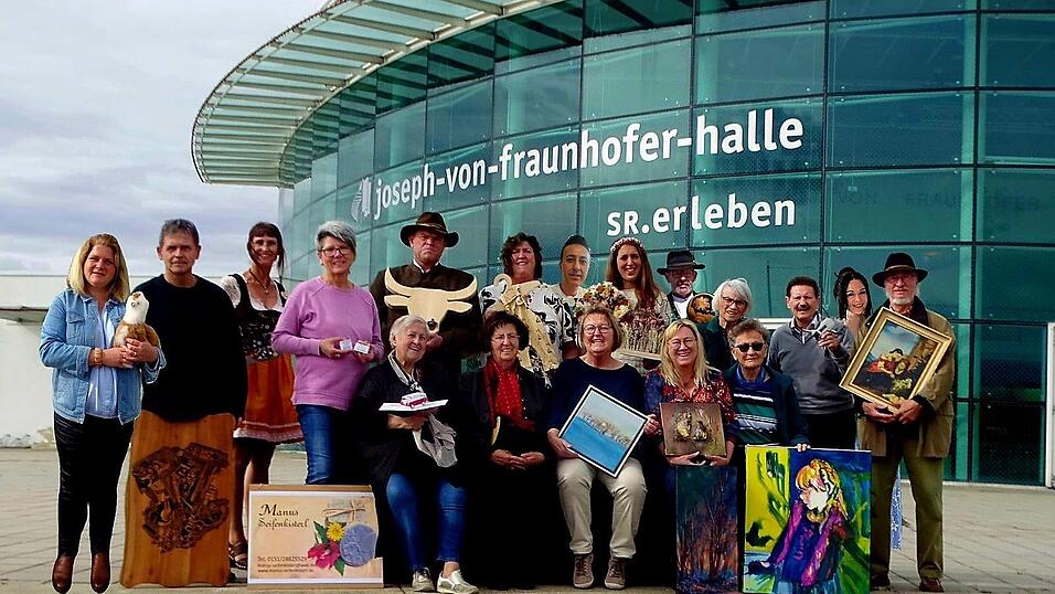 Die Mitglieder der Kunstwerkstatt präsentieren in der Fraunhofer-Halle ein breites Angebot (sitzend v.l.): Jutta Kornprobst, Anita Baumgartner, Brigitte Tarras, Ingrid Faltermeier und Maria Thurner; (stehend v.l.): Elli Schreiner, Walter Schmidt, Petra Luttner, Manu Sommer, Walter Lorenz, Roswitha Kamm, Ince Serdar, Theresa Delmes, Manfred Hilmer, Marlies Berger, Fritz Seidl, Melissa Faltermeier und Johann Orth.
