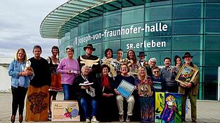 Die Mitglieder der Kunstwerkstatt präsentieren in der Fraunhofer-Halle ein breites Angebot (sitzend v.l.): Jutta Kornprobst, Anita Baumgartner, Brigitte Tarras, Ingrid Faltermeier und Maria Thurner; (stehend v.l.): Elli Schreiner, Walter Schmidt, Petra Luttner, Manu Sommer, Walter Lorenz, Roswitha Kamm, Ince Serdar, Theresa Delmes, Manfred Hilmer, Marlies Berger, Fritz Seidl, Melissa Faltermeier und Johann Orth.