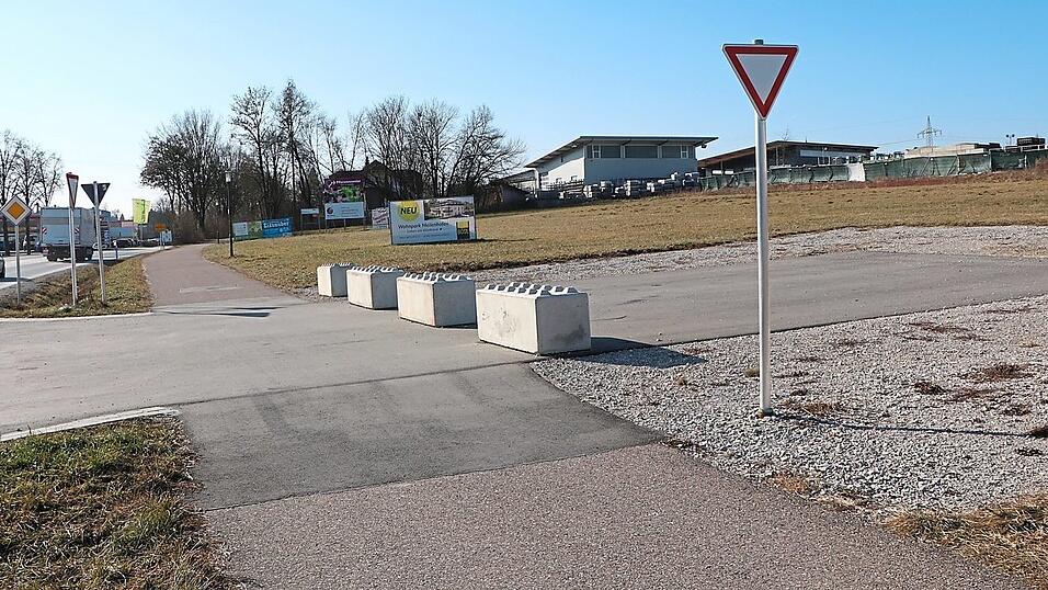 Das Areal am nördlichen Mainburger Ortseingang wartet noch darauf, bebaut zu werden. Die Zufahrt quert den Rad- und Wirtschaftsweg, wird aber auch über den Netto-Parkplatz möglich sein. Das Areal am nördlichen Mainburger Ortseingang wartet noch darauf, bebaut zu werden. Die Zufahrt quert den Rad- und Wirtschaftsweg, wird aber auch über den Netto-Parkplatz möglich sein.