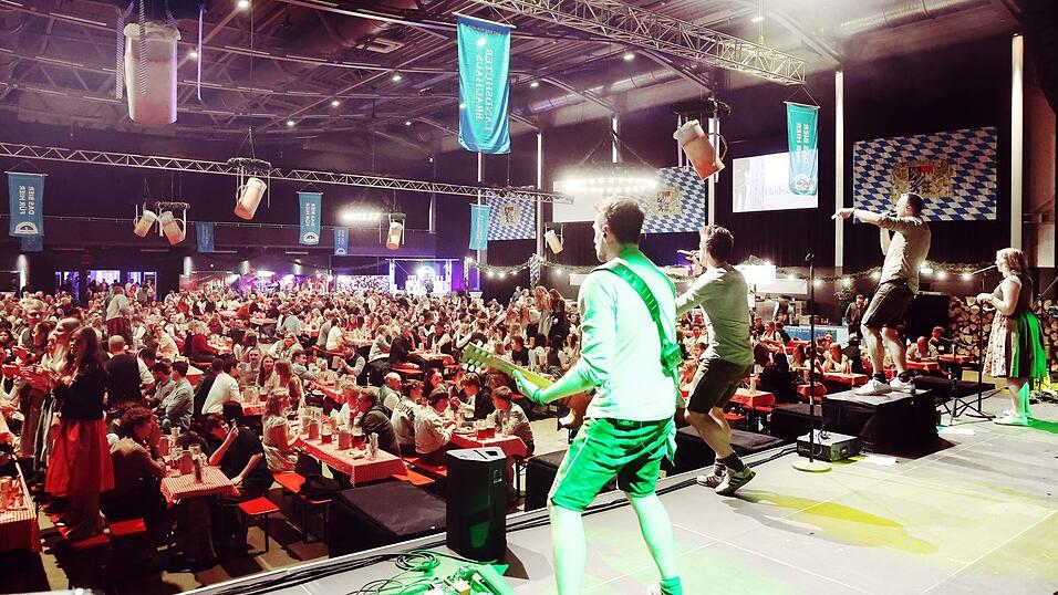 Den 1000 Besuchern in der Sparkassen-Arena - altersm&auml;&szlig;ig bunt gemischt - heizte die Erdinger Bierzelt-Band Tetrapack ein.