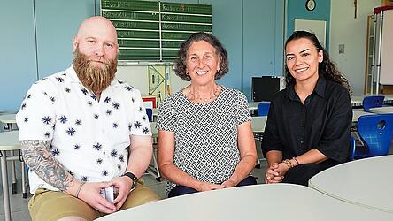 Sozialpädagoge Maximilian Cziomer, Lernpatin Walburga Ecker und Integrationsreferentin Gamze Caglar (v. l.) sagen, dass der Bedarf an ehrenamtlichen Lernpaten groß sei. Sozialpädagoge Maximilian Cziomer, Lernpatin Walburga Ecker und Integrationsreferentin Gamze Caglar (v. l.) sagen, dass der Bedarf an ehrenamtlichen Lernpaten groß sei.