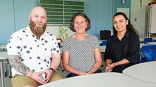 Sozialpädagoge Maximilian Cziomer, Lernpatin Walburga Ecker und Integrationsreferentin Gamze Caglar (v. l.) sagen, dass der Bedarf an ehrenamtlichen Lernpaten groß sei. Sozialpädagoge Maximilian Cziomer, Lernpatin Walburga Ecker und Integrationsreferentin Gamze Caglar (v. l.) sagen, dass der Bedarf an ehrenamtlichen Lernpaten groß sei.