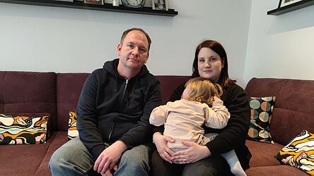 Seit zwei Wochen harrt Familie Vogl in ihrem kalten Traum vom Eigenheim aus.