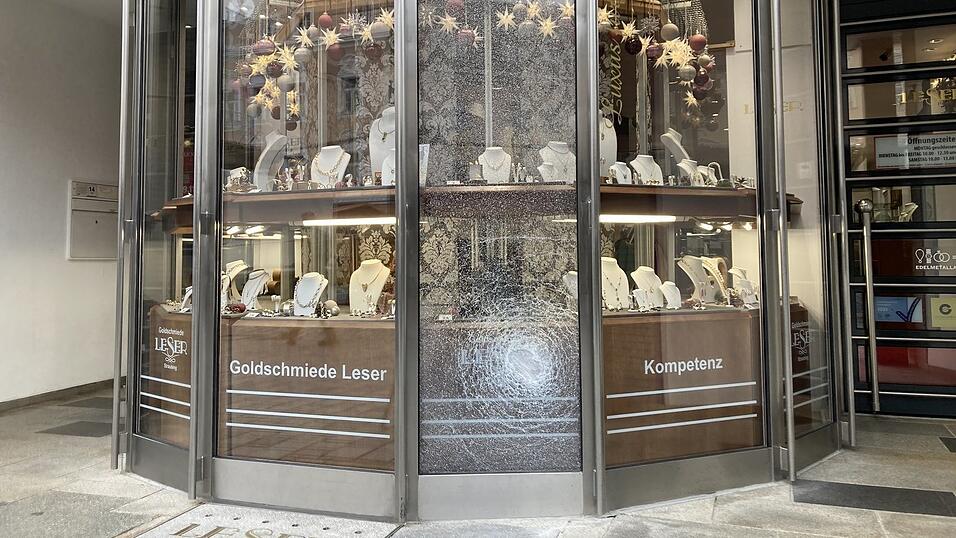 Der unbekannte T&auml;ter versuchte, das Schaufenster des Gesch&auml;ftes am Theresienplatz aufzubrechen.&nbsp;