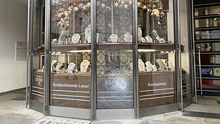 Der unbekannte Täter versuchte, das Schaufenster des Geschäftes am Theresienplatz aufzubrechen. Der unbekannte Täter versuchte, das Schaufenster des Geschäftes am Theresienplatz aufzubrechen.