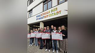6.500 der „erlaufenen“ rund 7.500 Euro spendeten die Schüler an fünf Organisationen aus der Region. Die restliche Summe floss an den Förderverein der Realschule. 6.500 der „erlaufenen“ rund 7.500 Euro spendeten die Schüler an fünf Organisationen aus der Region. Die restliche Summe floss an den Förderverein der Realschule.