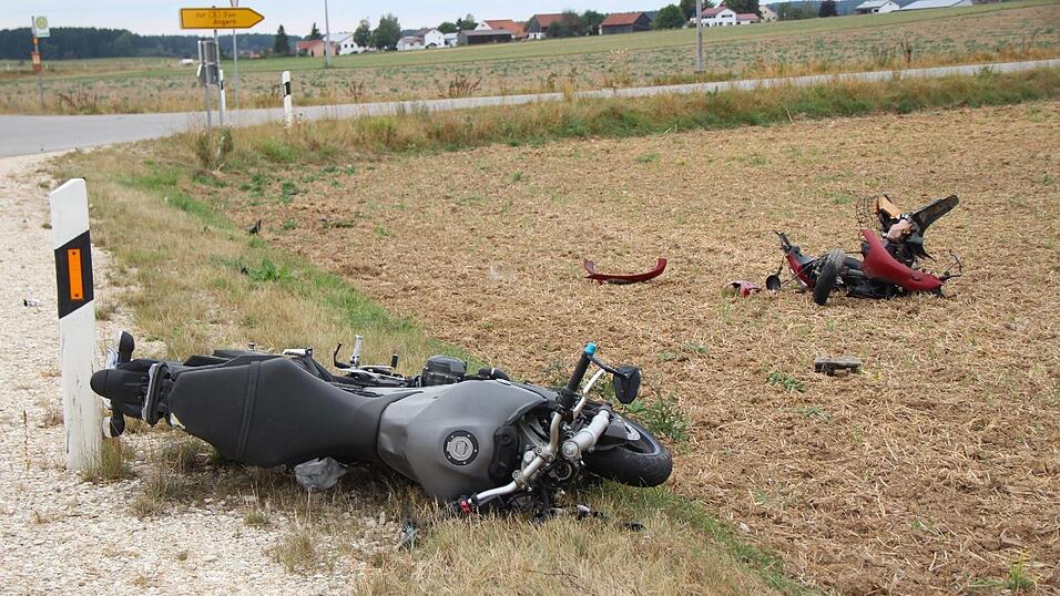 Eine 50-jährige Rollerfahrerin ist am Freitag bei diesem Unfall im Gemeindebereich Hemau (Kreis Regensburg) ums Leben gekommen. Eine 50-jährige Rollerfahrerin ist am Freitag bei diesem Unfall im Gemeindebereich Hemau (Kreis Regensburg) ums Leben gekommen.