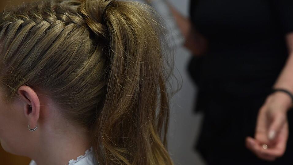 Abschließend den Pferdeschwanz in einen Dutt verwandeln und befestigen. Abschließend den Pferdeschwanz in einen Dutt verwandeln und befestigen.