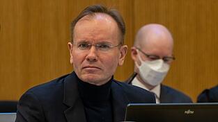 Der frühere Wirecard-Vorstandschef Markus Braun (l) sitzt im Wirecard-Prozess auf seinem Platz im Gerichtssaal. Der frühere Wirecard-Vorstandschef Markus Braun (l) sitzt im Wirecard-Prozess auf seinem Platz im Gerichtssaal.