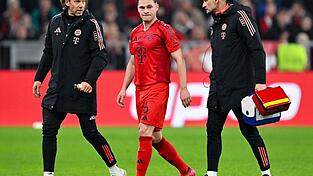 Verletzt raus: DFB-Kapitän Joshua Kimmich verletzt sich beim Bayern-Sieg. Verletzt raus: DFB-Kapitän Joshua Kimmich verletzt sich beim Bayern-Sieg.