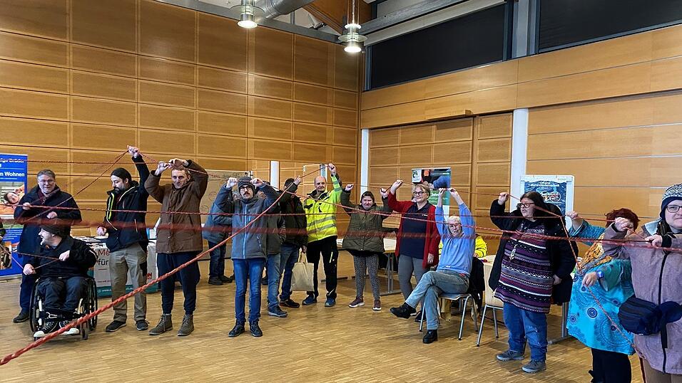 Wie wichtig Vernetzung ist, demonstrierten Mitglieder des Arbeitskreises „Mittendrin“ zusammen mit Menschen mit Behinderung mit einem Wollknäuel, das sie sich im Kreis gegenseitig zuwarfen. Wie wichtig Vernetzung ist, demonstrierten Mitglieder des Arbeitskreises „Mittendrin“ zusammen mit Menschen mit Behinderung mit einem Wollknäuel, das sie sich im Kreis gegenseitig zuwarfen.