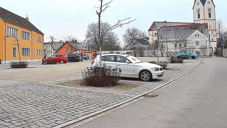 Der Gemeinderat beschloss, beim Umbau des Viehmarktplatzes die Schotterflächen zu pflastern. Der Gemeinderat beschloss, beim Umbau des Viehmarktplatzes die Schotterflächen zu pflastern.