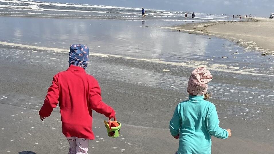Familie Berger war auf der Nordseeinsel Juist. Magdalena (sieben Jahre, links) und Franziska (vier Jahre, rechts) hat Maria Berger bei ihrer Lieblingsbeschäftigung Muscheln sammeln am endloslangen feinen Sandstrand auf der ostfriesischen Insel Juist abeglichtet. Familie Berger war auf der Nordseeinsel Juist. Magdalena (sieben Jahre, links) und Franziska (vier Jahre, rechts) hat Maria Berger bei ihrer Lieblingsbeschäftigung Muscheln sammeln am endloslangen feinen Sandstrand auf der ostfriesischen Insel Juist abeglichtet.