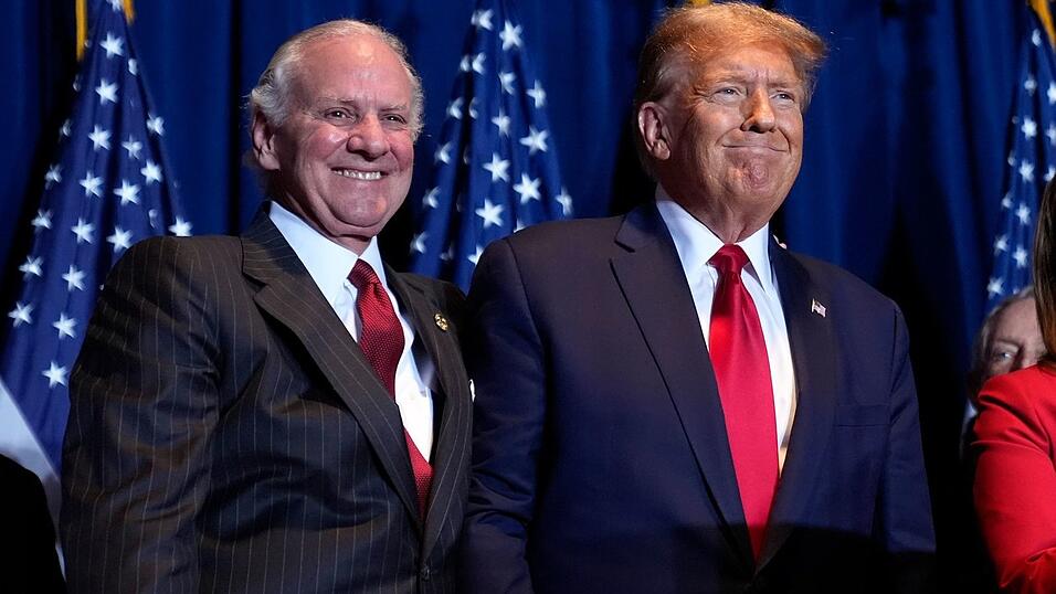 US-Präsident Donald Trump und Henry McMaster, der Gouverneur von South Carolina. Letzterer ist ein Unterstützer Trumps, will aber Schaden für das große BMW-Werk in seinem Bundesstaat abwenden. (Foto: Archiv) US-Präsident Donald Trump und Henry McMaster, der Gouverneur von South Carolina. Letzterer ist ein Unterstützer Trumps, will aber Schaden für das große BMW-Werk in seinem Bundesstaat abwenden. (Foto: Archiv)