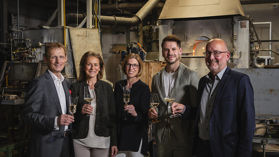 Freuen sich &uuml;ber die Integration (v. l.): Prof. Andreas Buske (Eigent&uuml;mer Zwiesel Fortessa), Julia Eisch (Eigent&uuml;merin Eisch), Kathrin Strous (Vorstand Zwiesel Fortessa), Michael Eichinger (Head of Marketing Zwiesel Fortessa) und Eberhard Eisch (Eigent&uuml;mer Eisch).