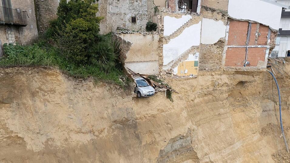 Viele Bewohner stehen vor den Scherben ihrer Existenz. Viele Bewohner stehen vor den Scherben ihrer Existenz.