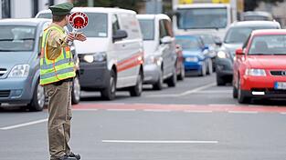 Dass in Deggendorf ein Polizist auf der Kreuzung steht und den Verkehr regelt, kann w&auml;hrend der Vollsperrungen der A 3 leicht passieren. Die Beamten sind gut vorbereitet.