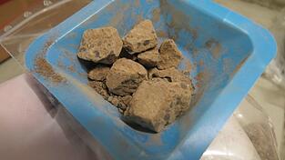 Kiloweise Heroin in Form von Brocken und Platten fanden die Einsatzkräfte bei den Durchsuchungen. Dafür müssen sich die Angeklagten ab 19. April vor dem Regensburger Landgericht verantworten.