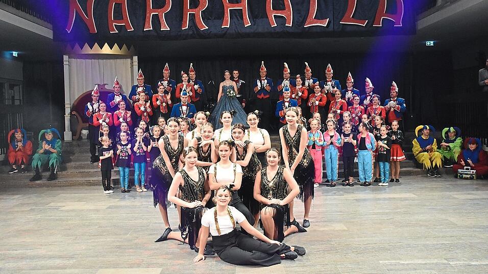 Das Faschingsprinzenpaar Lisa I. und Markus II. mit dem Hofstaat der Narrhalla.