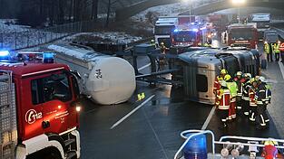 Die Feuerwehr hat den Lastwagen mit Seilwinden zur Seite gezogen.