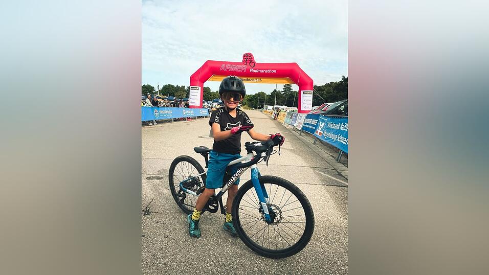 Nach 95 gefahrenen Kilometern steht Maximilian Trautmann im Ziel des Arber Radmarathon. Nach 95 gefahrenen Kilometern steht Maximilian Trautmann im Ziel des Arber Radmarathon.