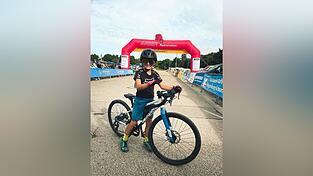 Nach 95 gefahrenen Kilometern steht Maximilian Trautmann im Ziel des Arber Radmarathon.