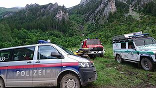 Rund 80 Meter ist ein Wanderer aus Bayern in den österreichischen Alpen abgestürzt - mit tödlichen Folgen. (Symbolbild)