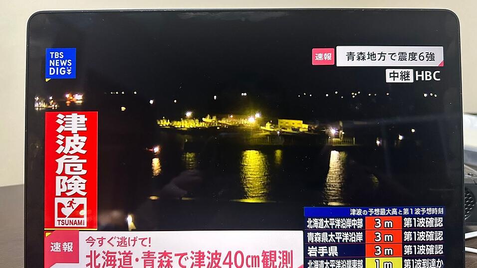 In Japan berichten die Medien fortlaufend nach der Tsunami-Warnung.