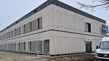 Der Erweiterungsbau am Johannes-Turmair-Gymnasium: An den Stäben an der Fassade sollen sich im Sommer Clematis und Wein ranken. Der Erweiterungsbau am Johannes-Turmair-Gymnasium: An den Stäben an der Fassade sollen sich im Sommer Clematis und Wein ranken.