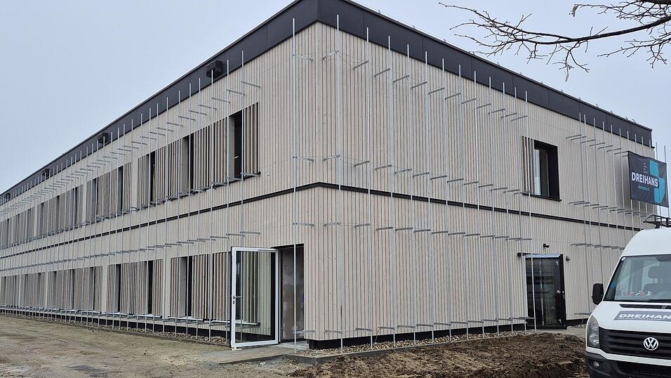 Der Erweiterungsbau am Johannes-Turmair-Gymnasium: An den St&auml;ben an der Fassade sollen sich im Sommer Clematis und Wein ranken.