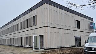 Der Erweiterungsbau am Johannes-Turmair-Gymnasium: An den St&auml;ben an der Fassade sollen sich im Sommer Clematis und Wein ranken.