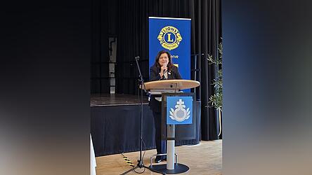 Die neugew&auml;hlte Distrikt-Governorin f&uuml;r das Lions-Jahr 2027/28, Regina Kestel, bei ihrer Bewerbungsrede.