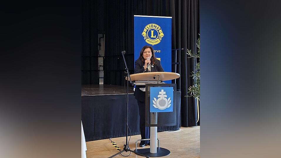 Die neugewählte Distrikt-Governorin für das Lions-Jahr 2027/28, Regina Kestel, bei ihrer Bewerbungsrede. Die neugewählte Distrikt-Governorin für das Lions-Jahr 2027/28, Regina Kestel, bei ihrer Bewerbungsrede.