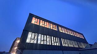 Auch von au&szlig;en macht der imposante Bau einiges her.