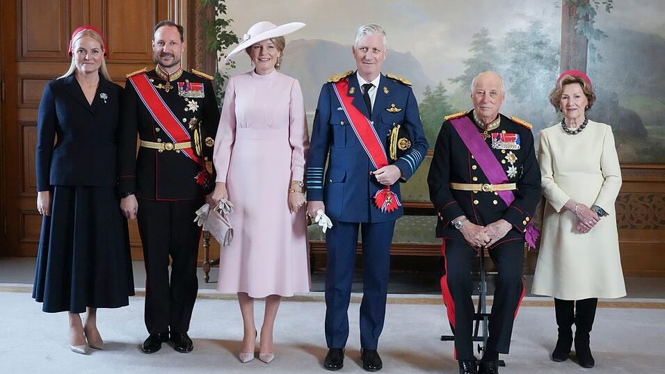 Den Staatsbesuch des belgischen K&ouml;nigspaares nutzt Kronprinzessin Mette-Marit (l) f&uuml;r ihren ersten offiziellen Auftritt seit Monaten.
