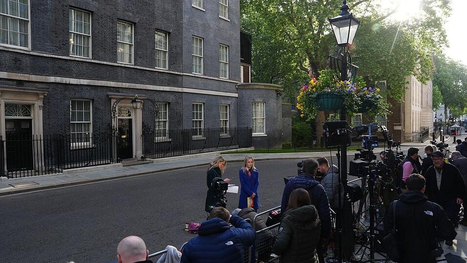 Zahlreiche Reporter versammelten sich vor der 10 Downing Street.