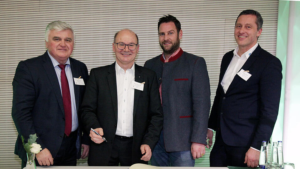 Walter Sennebogen beim Eintrag in das Goldene Buch der Gemeinde Niederwinkling. Bürgermeister Ludwig Waas, Walter Sennebogen, Martin Köck, der Wirtschaftsreferent des Landkreises Straubing-Bogen, und der Leiter des Kommunalunternehmens, Christian Pfeffer (von links). Walter Sennebogen beim Eintrag in das Goldene Buch der Gemeinde Niederwinkling. Bürgermeister Ludwig Waas, Walter Sennebogen, Martin Köck, der Wirtschaftsreferent des Landkreises Straubing-Bogen, und der Leiter des Kommunalunternehmens, Christian Pfeffer (von links).