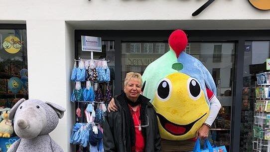 Gabriele Dunst posiert mit einem doppelt verkleideten Achim Weniger vor dem Straubinger 'Frechdax': An seinem Probe-Arbeitstag als 'Siggi H&ouml;cht' musste der Undercover-Boss auch als Maskottchen Reklame betreiben.