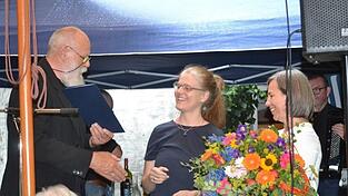 Juror Erich Gruber (l.) und Stiftungsvorsitzende Carolin Ahrendt (r.) übergeben der Preisträgerin Notburga Karl den Kulturpreis der Ritter-Stiftung. Juror Erich Gruber (l.) und Stiftungsvorsitzende Carolin Ahrendt (r.) übergeben der Preisträgerin Notburga Karl den Kulturpreis der Ritter-Stiftung.