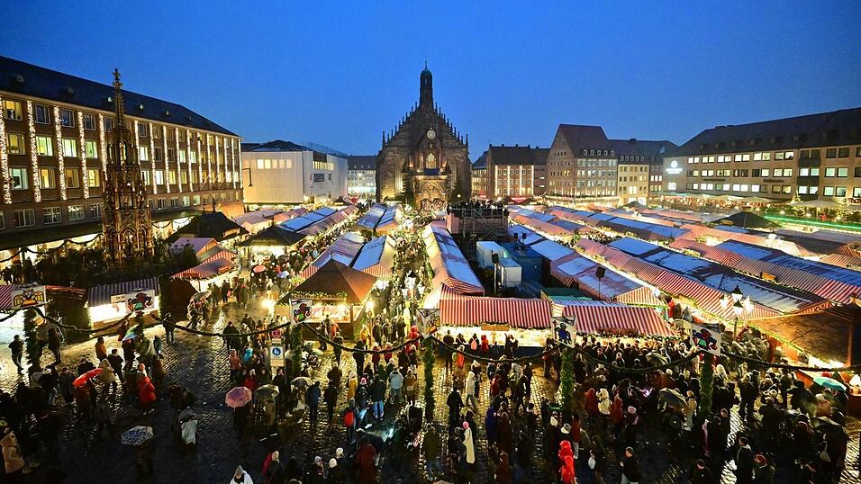Der Nürnberger Christkindlesmarkt ist laut neuesten Erkenntnissen jünger als gedacht. (Archivbild) Der Nürnberger Christkindlesmarkt ist laut neuesten Erkenntnissen jünger als gedacht. (Archivbild)