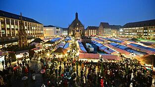 Der Nürnberger Christkindlesmarkt ist laut neuesten Erkenntnissen jünger als gedacht. (Archivbild)