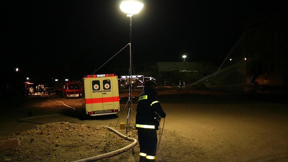 Fotos vom Brand auf dem ehemaligen Ziegeleigelände. (Fotos: THW) Fotos vom Brand auf dem ehemaligen Ziegeleigelände. (Fotos: THW)