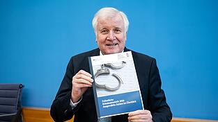 Die Auswirkungen der Pandemie auf Straftaten standen im Mittelpunkt der Polizeilichen Kriminalstatistik 2020, die Bundesinnenminister Horst Seehofer (CSU) am Donnerstag in Berlin pr&auml;sentierte.