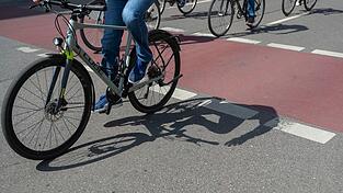 Pyrotechnik, Verkehrsverstöße und Beleidigungen: Die große Radgruppe sorgte für einen Polizeieinsatz. (Symbolbild)