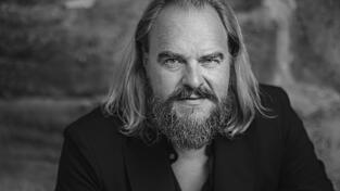 Der Sänger Thomas J. Mayer war ein bedeutender Sänger von Wagner-Partien. Der Sänger Thomas J. Mayer war ein bedeutender Sänger von Wagner-Partien.