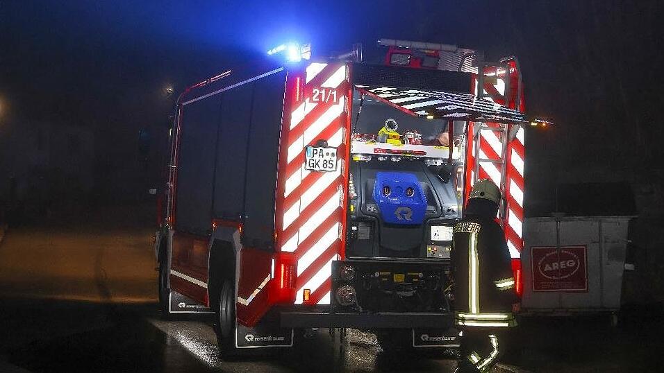 In der Nacht auf Mittwoch brannte eine Kerzenfabrik in Rotthalmünster (Kreis Passau). Der Schaden wird aktuell auf rund 250.000 Euro geschätzt.